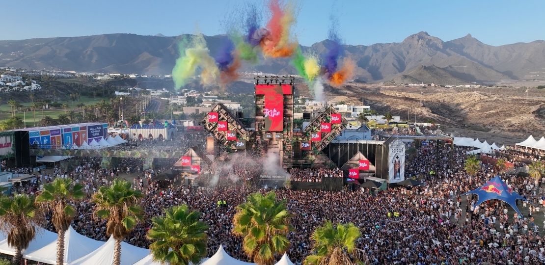 Festival Farra World en Tenerife con público, escenario y producción de gran formato