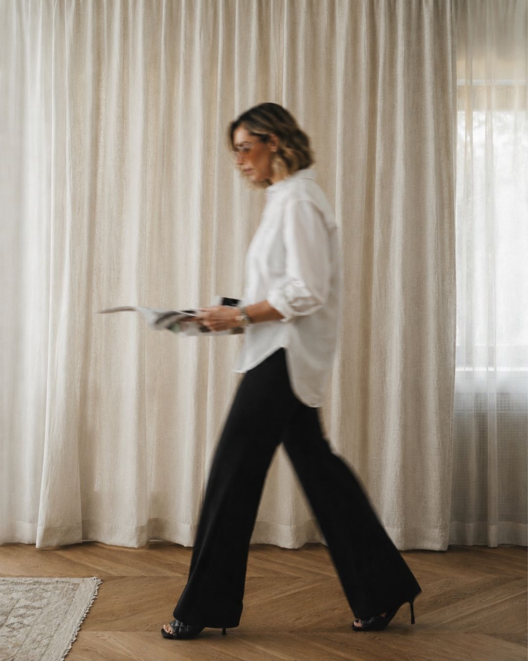 Ainhoa Vázquez caminando con una revista: la dirección antes de la forma