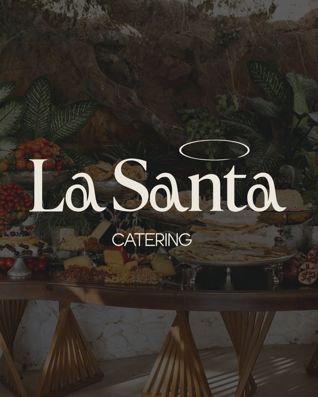 La Santa Catering: identidad visual sobre una mesa de catering para eventos, por A-ESTUDIO