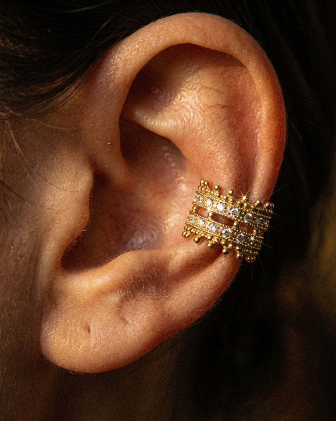 Pieza Cassiopea Tau de DLezcano, representada sobre una oreja